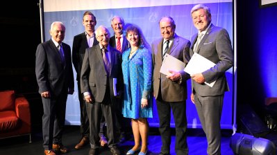 Staatssekretärin Andrea Milz hat der zweiten Gruppe die Sportplakette auf der Bühne übergeben.