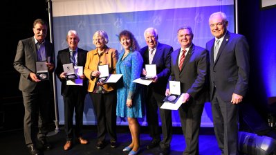 Staatssekretärin Andrea Milz hat der dritten Gruppe die Sportplakette auf der Bühne übergeben.