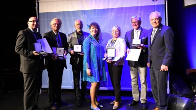 Staatssekretärin Andrea Milz hat der vierten Gruppe die Sportplakette auf der Bühne übergeben.