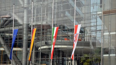 NRW-Flagge auf Trauermast