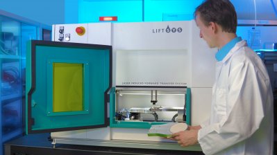 Ein Mitarbeiter bedient eine Anlage über einen Bildschirm