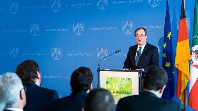 Ministerpräsident Armin Laschet hält eine Rede zur Olympiabewerbung.