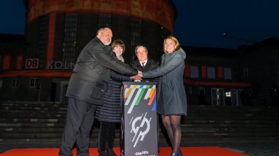 Ministerpräsident Armin Laschet am Podest auf einer Bühne.