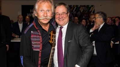 MInisterpräsident Armin Laschet mit Henning Krautmacher, dem Sänger und Frontmann der Kölner Band „Höhner“.