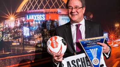 MInisterpräsident Armin Laschet mit der Lanxess-Arena im Hintergrund.