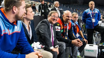 Ministerpräsident Armin Laschet mit der Handball-Mannschaft auf der Reservebank.