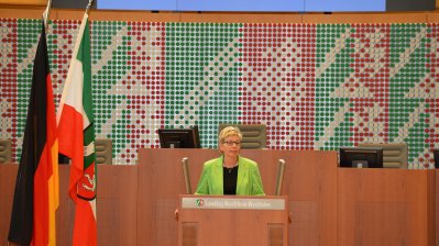 Carina Gödecke hält eine Rede