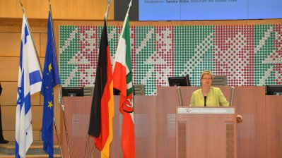 Ministerin Sylvia Löhrmann hält eine Rede