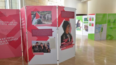 Bunte Informationstafeln im Landtag