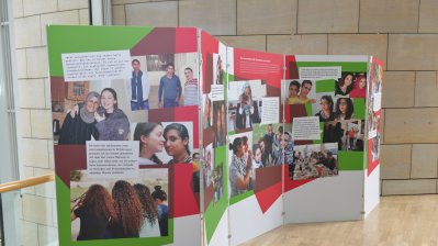 Bunte Informationstafeln im Landtag