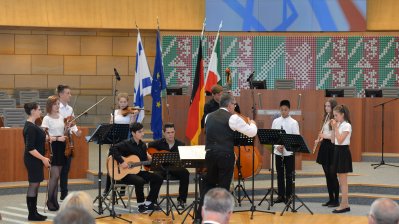 Jugendliche führen ein Musikstück auf