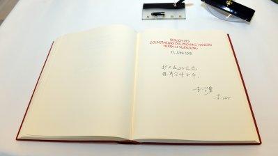 Eintrag des Gouverneurs der chinesischen Partnerprovinz Jiangsu , Li Xueyong, in das Gästebuch der Landesregierung
