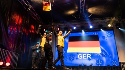 Aufmarsch der deutschen Rennrodelsportler auf der Bühne.
