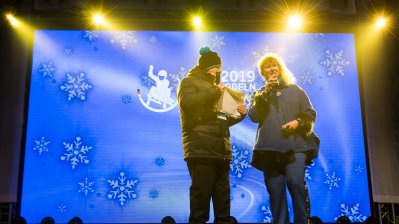 Staatssekretärin Andrea Milz mit einem Moderator auf der Bühne.