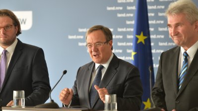 Ministerpräsident Armin Laschet und Minister Prof. Dr. Andreas Pinkwart stellen Entfesselungspaket I vor