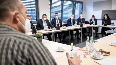Ministerpräsident Hendrik Wüst besucht Aufnahmestelle Unna-Massen