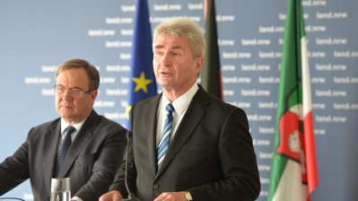 Ministerpräsident Armin Laschet und Minister Prof. Dr. Andreas Pinkwart stellen Entfesselungspaket I vor