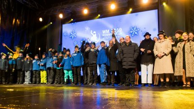 Gemeinschaftsbild mit allen Sportlern auf der Bühne.
