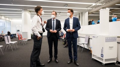 Ministerpräsident Wüst besucht Impfzentrum in Düsseldorf und stellt neue Kampagne der Landesregierung zur Booster-Impfung vor