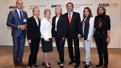 Auf dem Bild zu sehen ist ein Gruppenbild vom Medienforum mit Ministerpräsidentin Kraft und Medienministerin Schwall-Düren.
