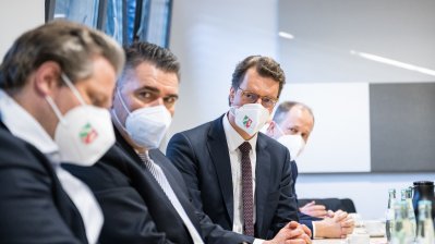 Ministerpräsident Hendrik Wüst besucht Aufnahmestelle Unna-Massen