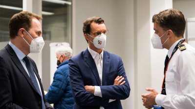 Ministerpräsident Wüst besucht Impfzentrum in Düsseldorf und stellt neue Kampagne der Landesregierung zur Booster-Impfung vor