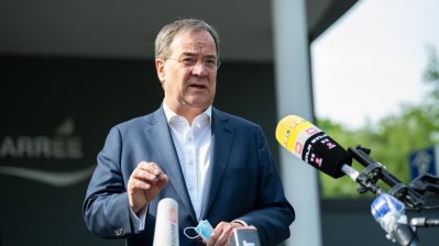 Verabschiedung eines italienischen COVID-19-Patienten anlässlich seiner Rückverlegung von Nordrhein-Westfalen nach Italien