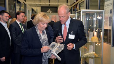 Ministerpräsidentin Hannelore Kraft betrachtet ein Objekt, das mit 3D-Druck hergestellt wurde