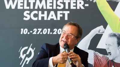 Ministerpräsident Laschet hält eine Rede.