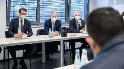 Ministerpräsident Hendrik Wüst besucht Aufnahmestelle Unna-Massen