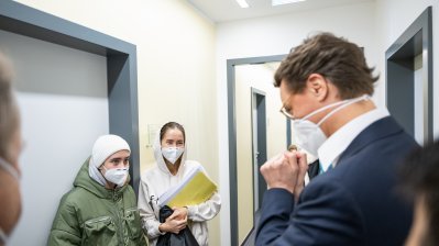 Ministerpräsident Hendrik Wüst besucht Aufnahmestelle Unna-Massen