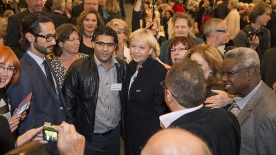 Ministerpräsidentin Kraft in einer Menschenmenge