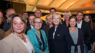 Ministerpräsidentin Kraft in einer Menschenmenge