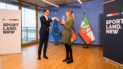 Ministerpräsident Hendrik Wüst verleiht den FELIX Champions-Award „Sportlerin des Jahres“ an Ringerin Aline Rotter-Focken