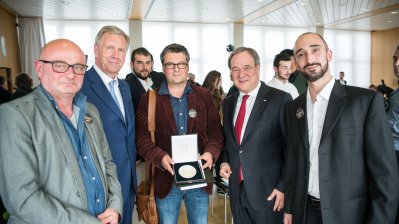 Ministerpräsident Laschet verleiht erste Mevlüde-Genç-Medaille an Duisburger Verein „Jungs e.V.“