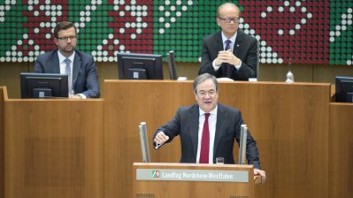 Ministerpräsident Armin Laschet hält mit der rechten Hand gestikulierend seine Rede.