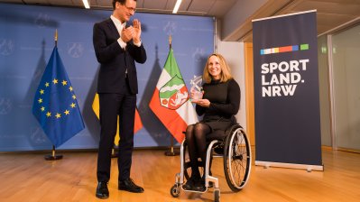 Ministerpräsident Hendrik Wüst verleiht den FELIX Champions-Award „Para Sportlerin des Jahres“ an Paralympics-Handbikerin Annika Zeyen