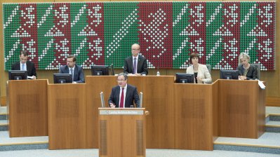 Ministerpräsident Armin Laschet hält seine Rede, im Hintergrund sieht man den Landtagspräsidenten und Beisitzenden.