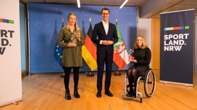 Ministerpräsident Hendrik Wüst mit den Preisträgerinnen der FELIX Champions-Awards 2021, Athletinnen Aline Rotter-Focken und Annika Zeyen