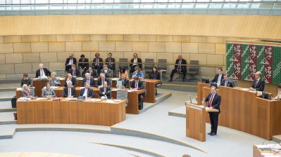 Ministerpräsident Armin Laschet hält seine Rede im Landtag.