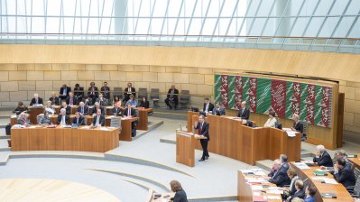 Ministerpräsident Armin Laschet hält seine Rede. Man sieht einen großen Ausschnitt des Landtags.