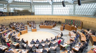 Ministerpräsident Armin Laschet hält seine Rede. Man sieht fast den gesamten, kreisförmigen Landtag.