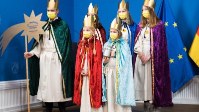 Die Sternsinger stehen auf der Bühne