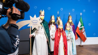 Die Sternsinger stehen auf der Bühne