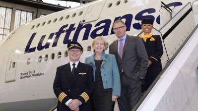 Ministerpräsidentin Hannelore Kraft tauft neuen Lufthansa-Jumbo 747-8 auf den Namen "Nordrhein-Westfalen"
