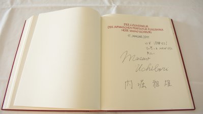 Eintrag von Fukushimas Gouverneur Masao Uchibori im Gästebuch der Landesregierung NRW.