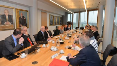 Ministerpräsidentin Hannelore Kraft im Gespräch mit den Rektoren der Universitäten in Nordrhein-Westfalen