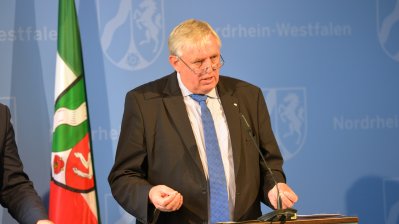 Mininister Laumann während der Pressekonferenz am Rednerpult