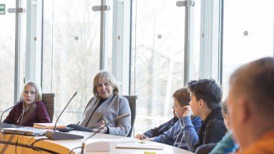 Ministerpräsidentin Hannelore Kraft im Gespräch mit Schülerinnen und Schülern der Freien Christlichen Gesamtschule aus Siegburg
