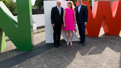 Staatssekretärin Andrea Milz überreicht Sportplakette des Landes Nordrhein-Westfalen